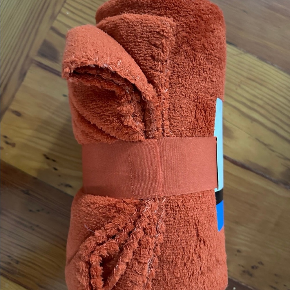 New Microplush Throw - Picture 2 of 4